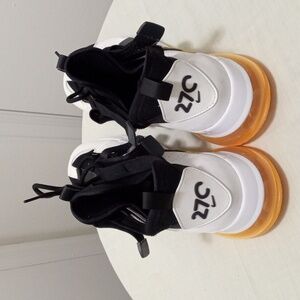 NIKE 270